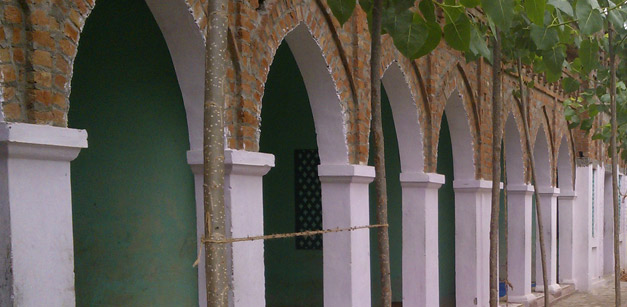 مدرسہ کی محرابی راہداری