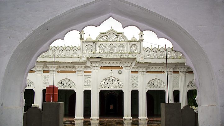 Scalloped arch framing the courtyard