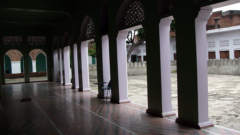 Columns of the prayer hall corridor