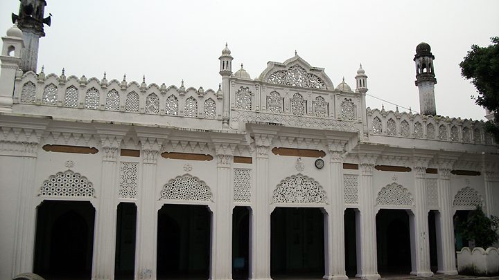 Façade and minaret from the courtyard